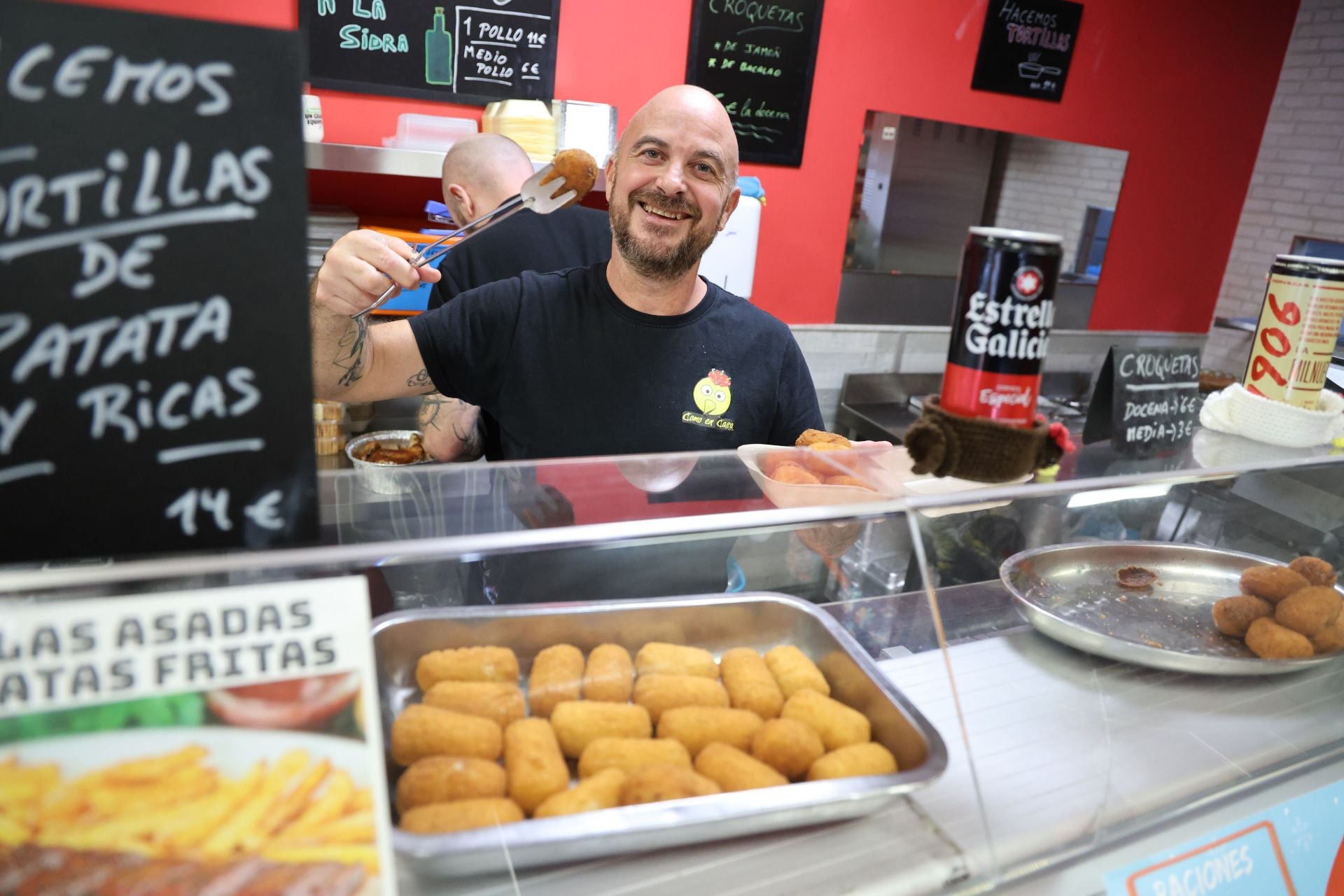 Un establecimiento de Gijón canjea los décimos no premiados de la Lotería de Navidad por croquetas