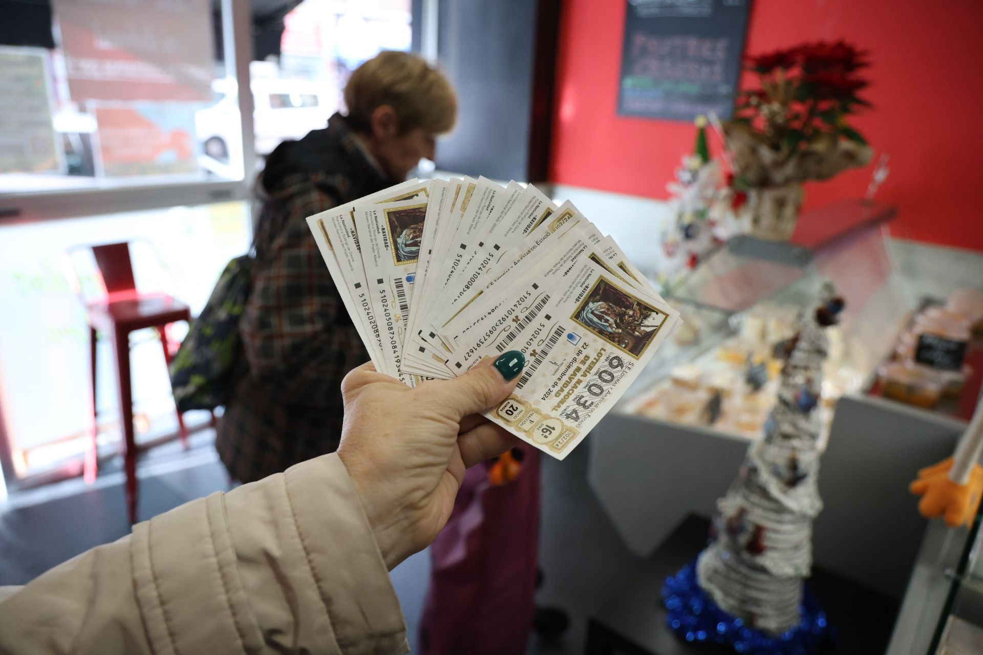 Un establecimiento de Gijón canjea los décimos no premiados de la Lotería de Navidad por croquetas