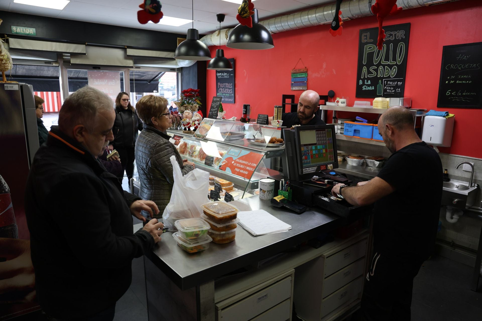 Un establecimiento de Gijón canjea los décimos no premiados de la Lotería de Navidad por croquetas