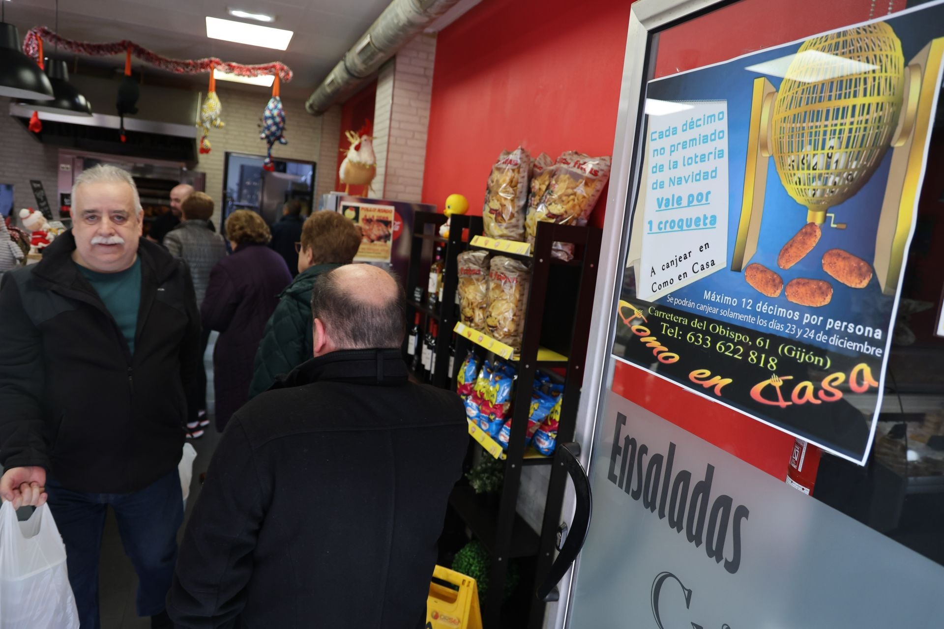 Un establecimiento de Gijón canjea los décimos no premiados de la Lotería de Navidad por croquetas