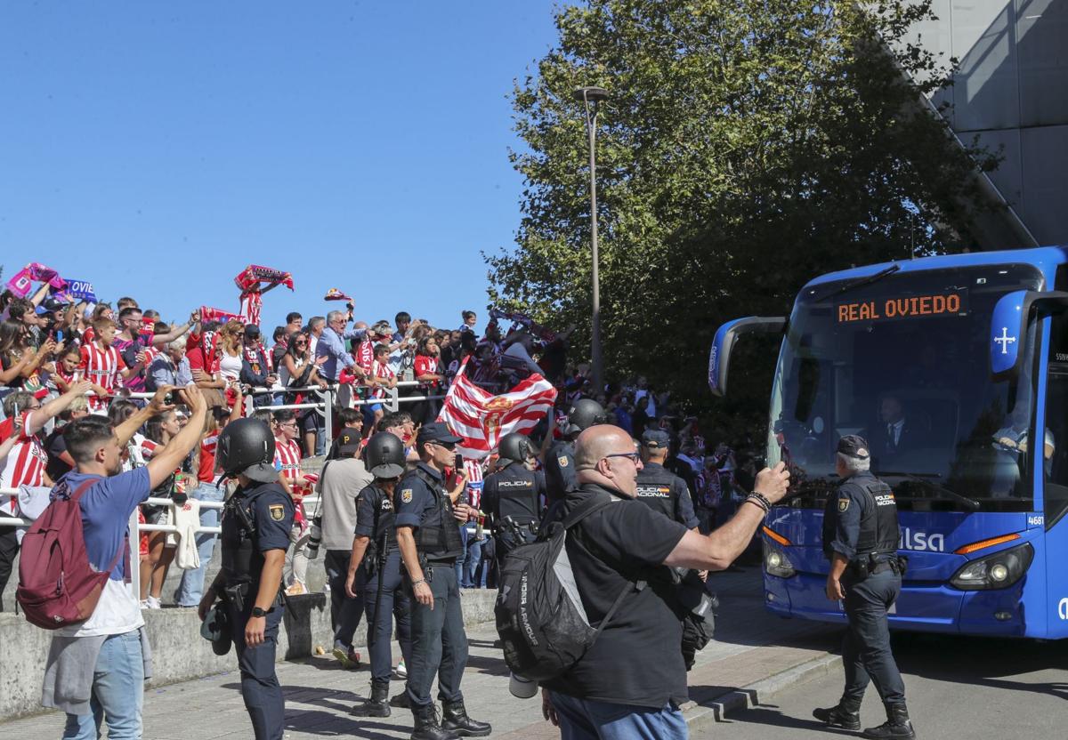 Recibimiento al bus del Oviedo en El Molinón en el derbi anterior.