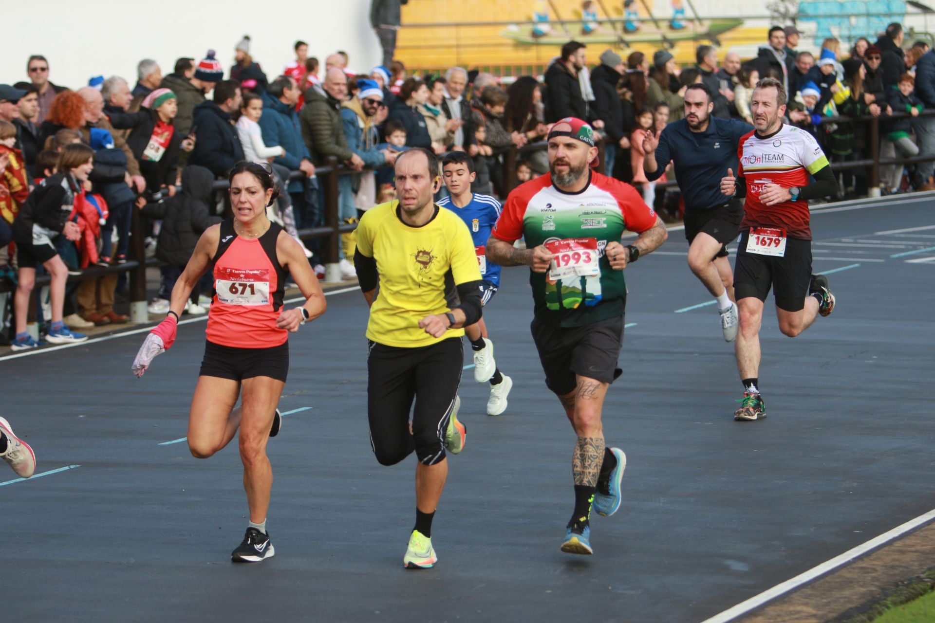 Una carrera mañanera para empezar la Nochebuena en Gijón