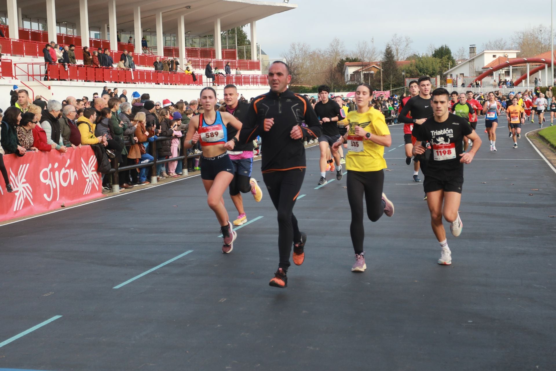 Una carrera mañanera para empezar la Nochebuena en Gijón