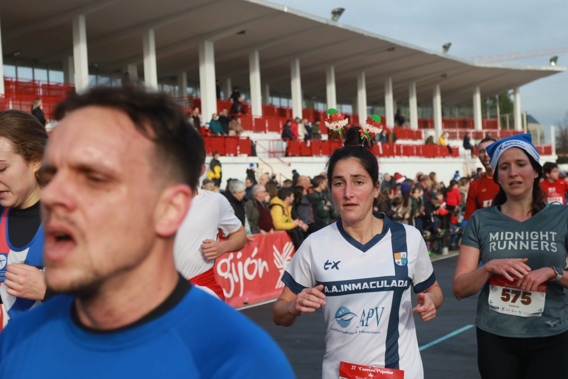 Una carrera mañanera para empezar la Nochebuena en Gijón