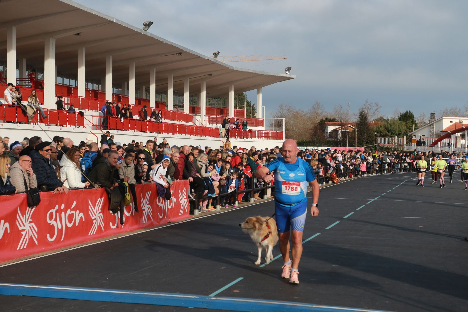 Una carrera mañanera para empezar la Nochebuena en Gijón