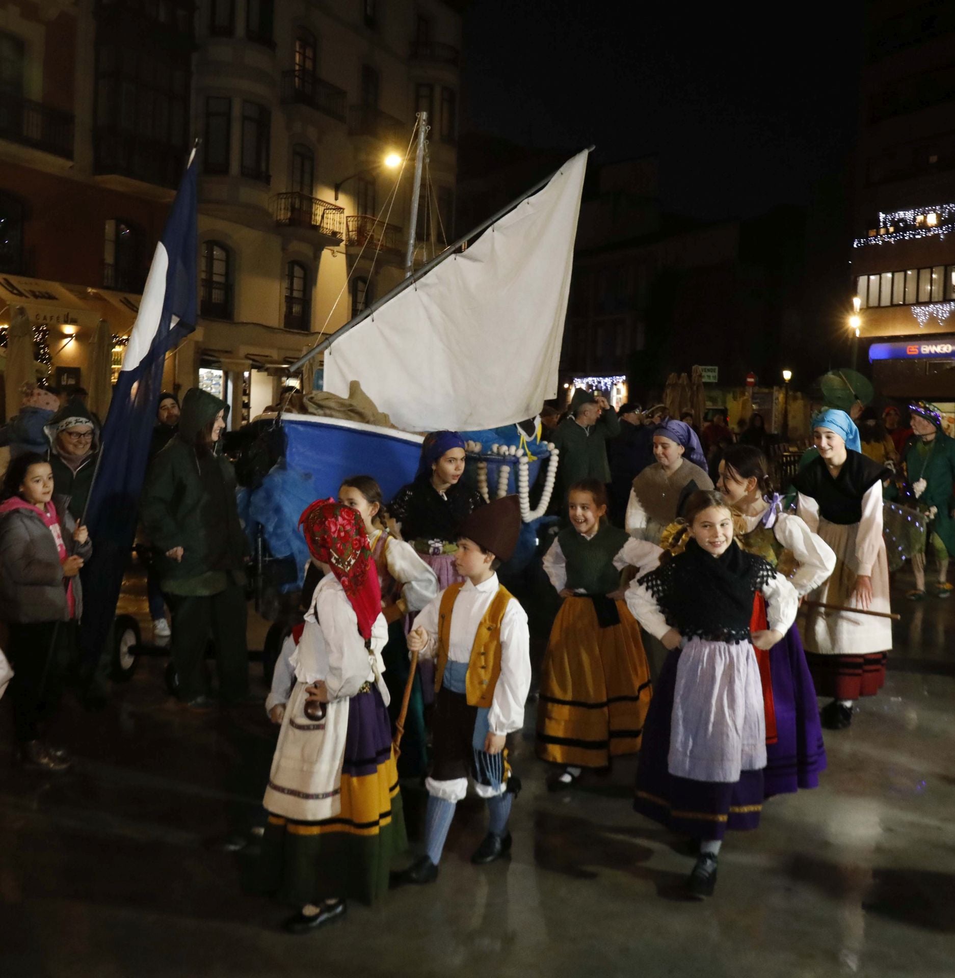 L&#039;Anguleru y Lolina reparten ilusión en Avilés