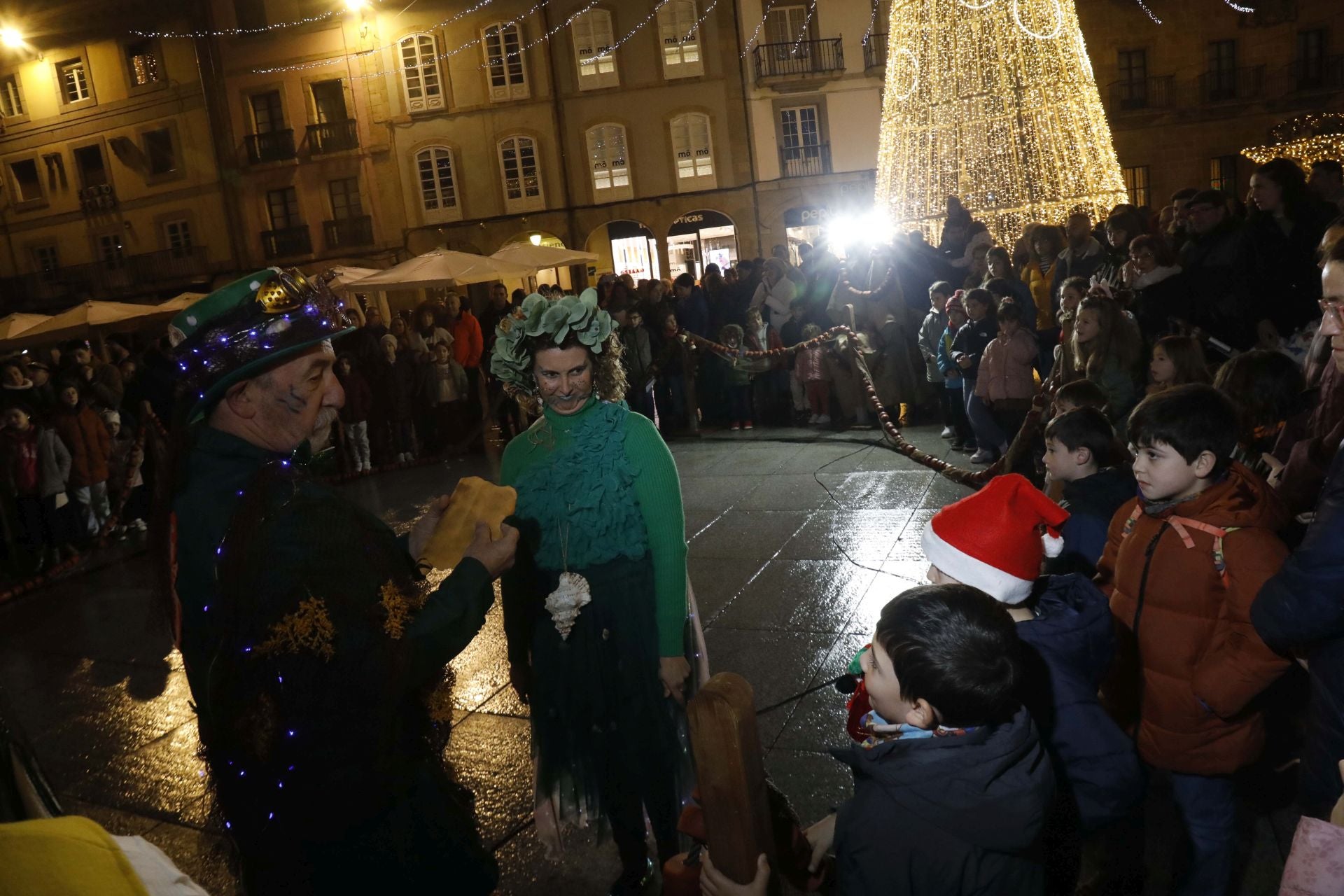 L&#039;Anguleru y Lolina reparten ilusión en Avilés