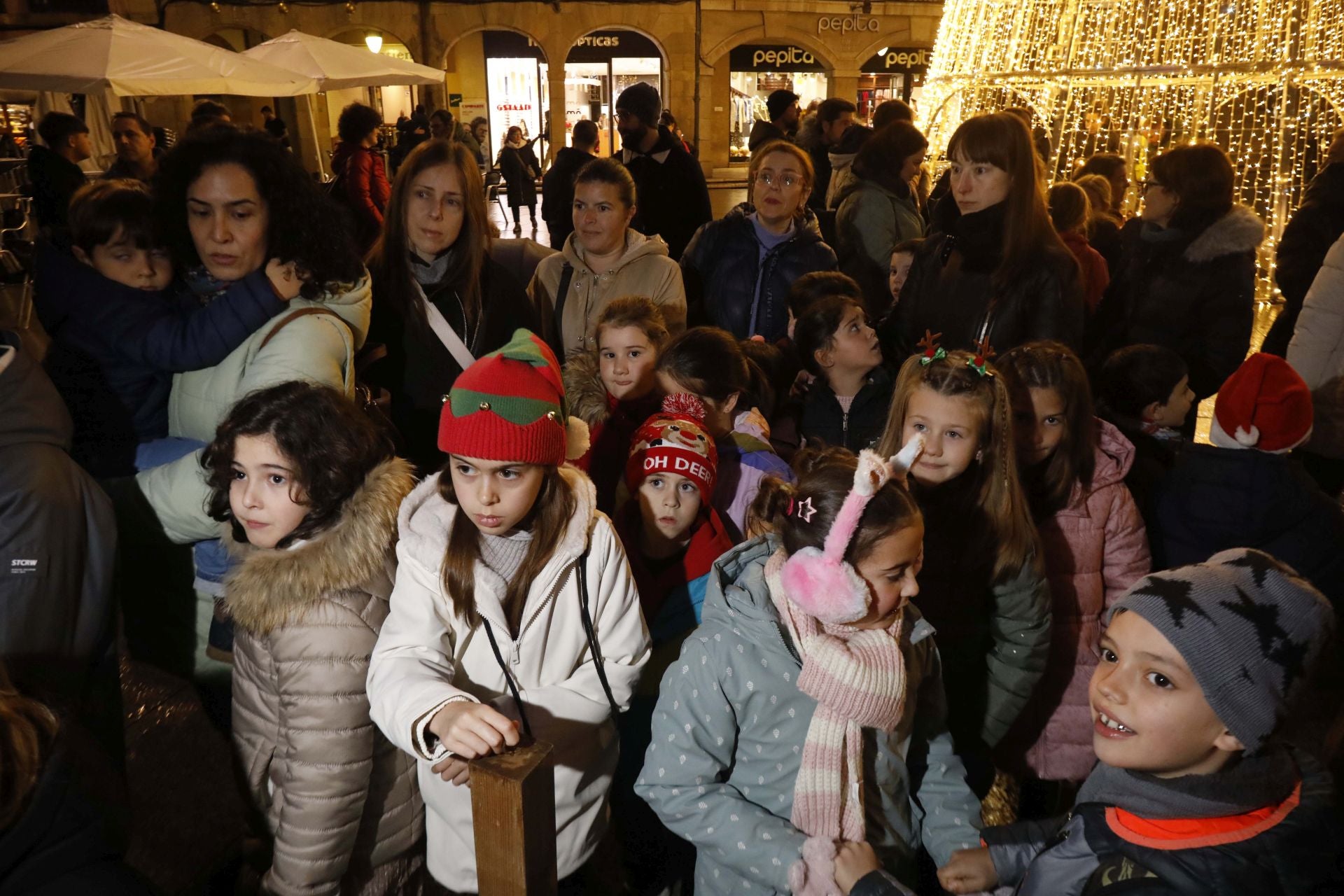 L&#039;Anguleru y Lolina reparten ilusión en Avilés