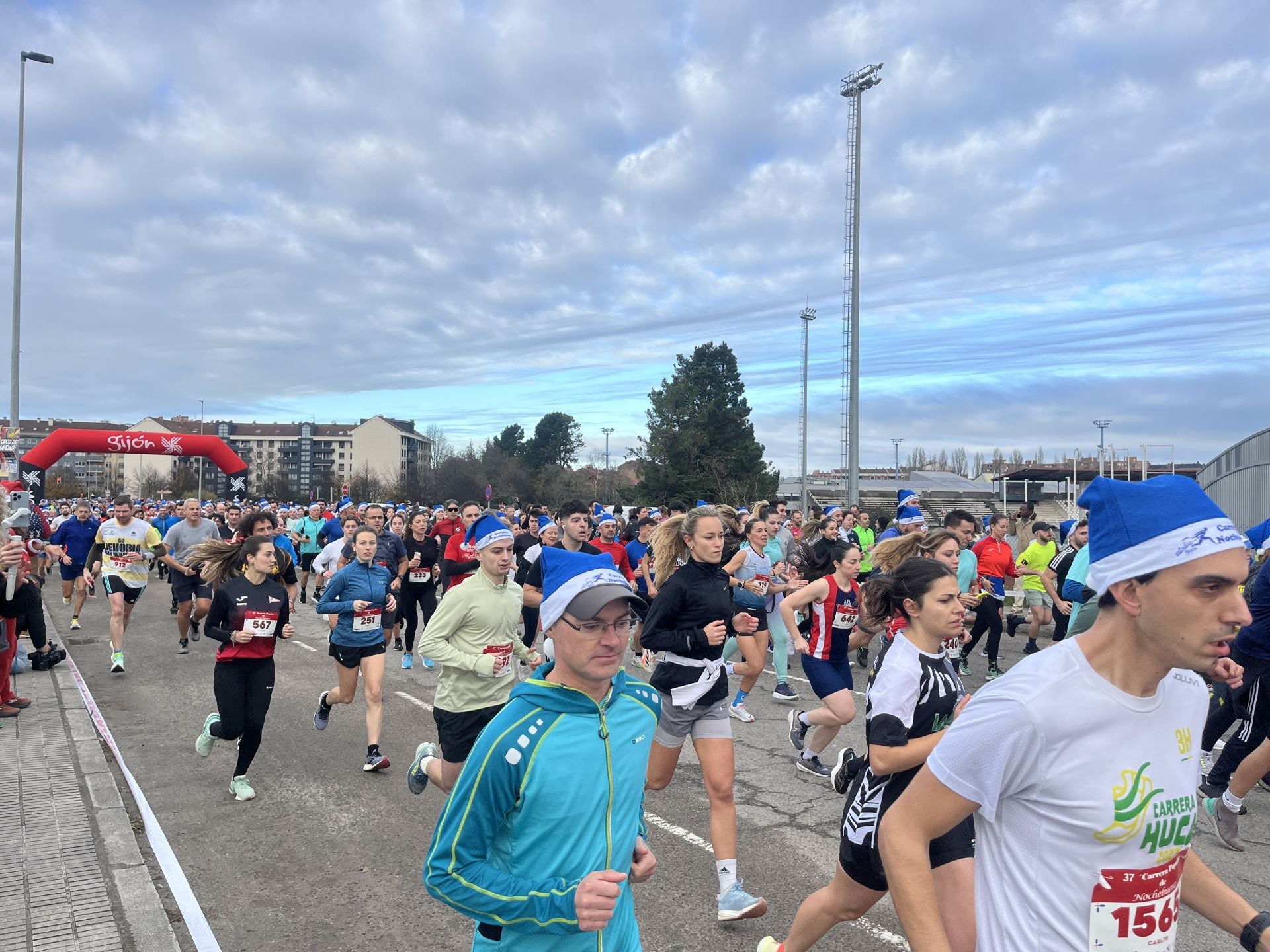 Una carrera mañanera para empezar la Nochebuena en Gijón