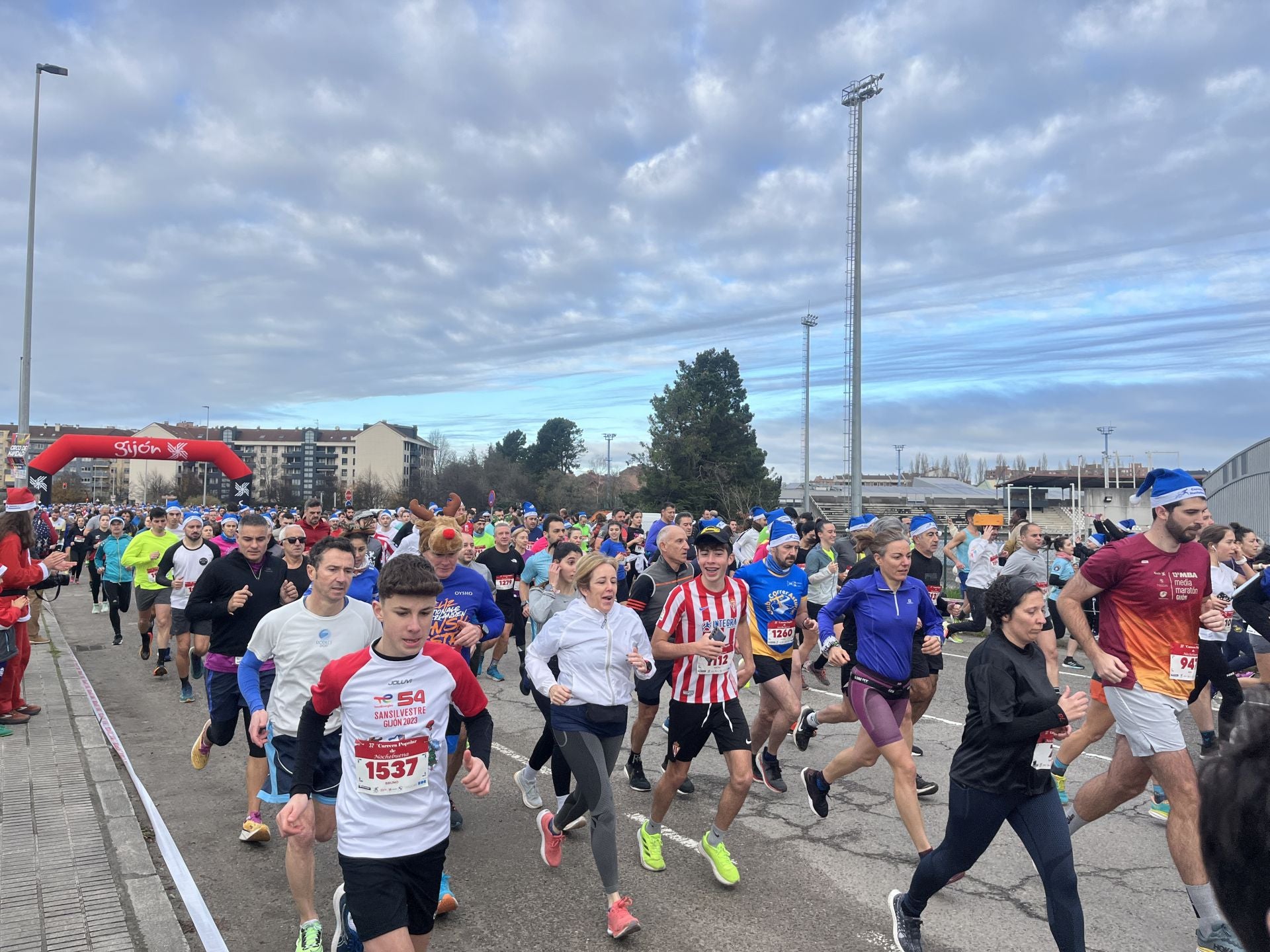 Una carrera mañanera para empezar la Nochebuena en Gijón