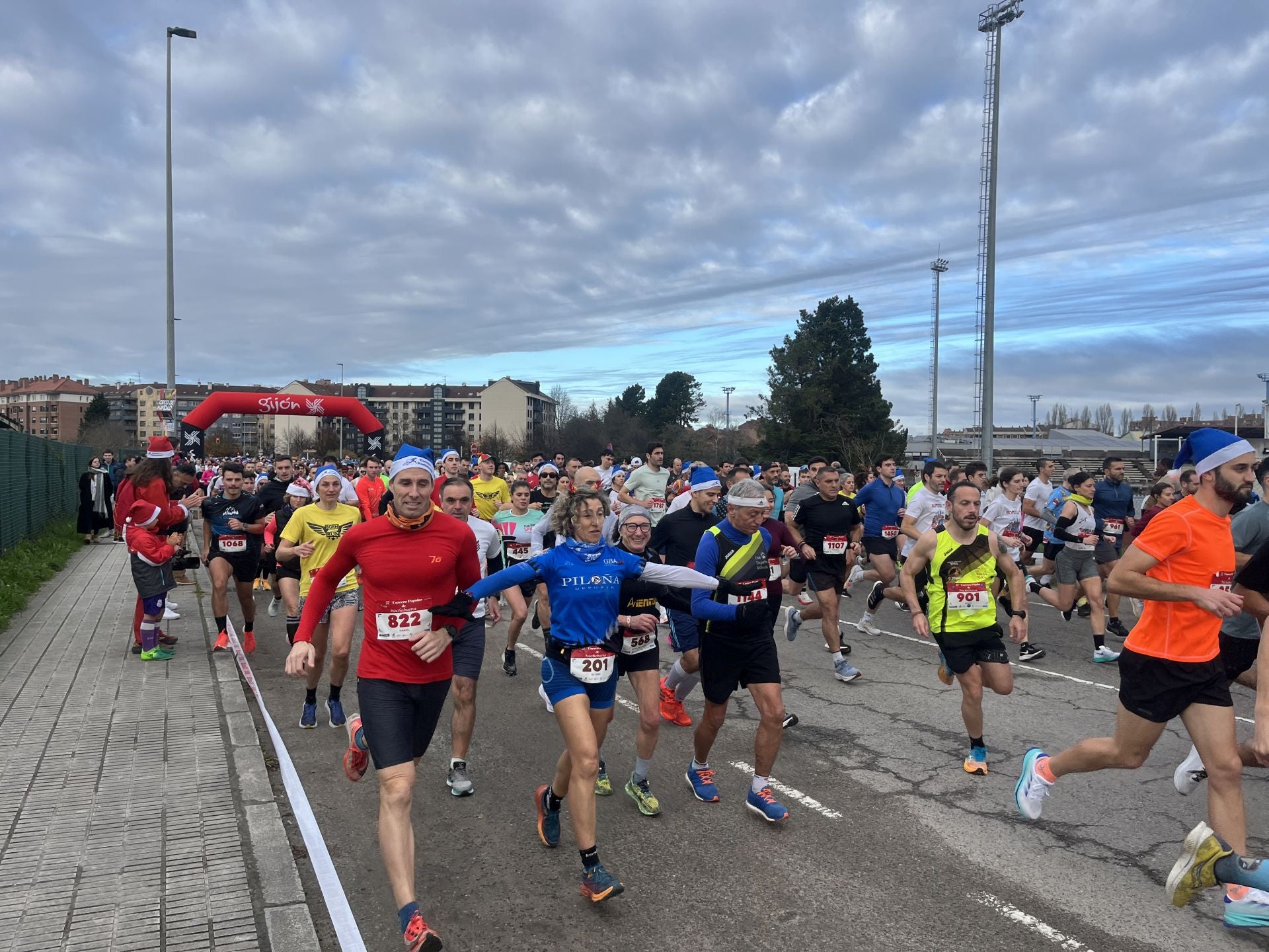 Una carrera mañanera para empezar la Nochebuena en Gijón