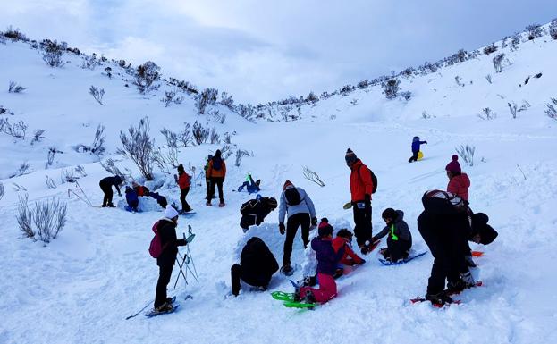 Jornada de construcción de iglús y juegos en la nieve