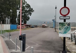 Acceso a El Puntal, en cuyas aguas se prevé desarrollar la planta de almejas de Villaviciosa.