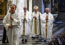 El arzobispo de Oviedo, ataviado con mitra y báculo, se dirige al altar mayor de la Catedral.