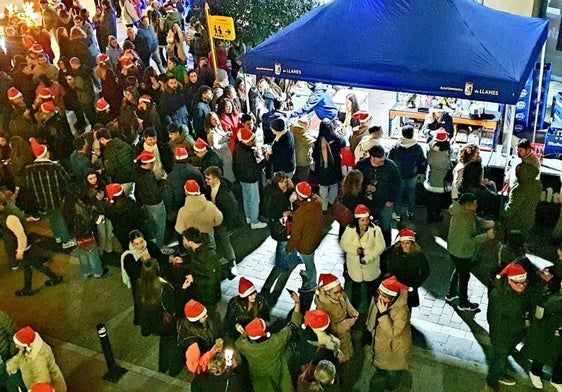 Celebración de la preNochevieja el pasado viernes frente a la Casa Consistorial llanisca.