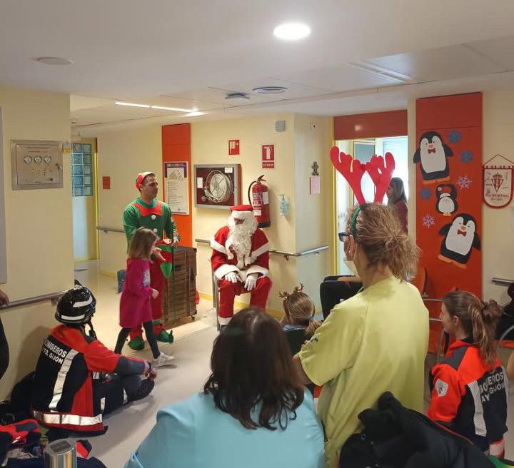 Papá Noel da una sorpresa a los niños hospitalizados en Cabueñes