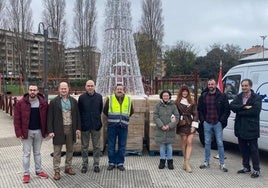 Acto de entrega entre el Grupo y el Banco de Alimentos con varios palés cargados de comida.