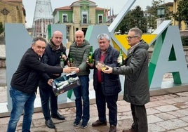 El alcalde de Nava, Juan Cañal, con Fernando Morán (Sidra Viuda de Corsino) Ángel Ordóñez (Sidra Viuda de Angelón), Juan Roza (Sidra Roza) y José Luis Vigón (Sidra Orizón).