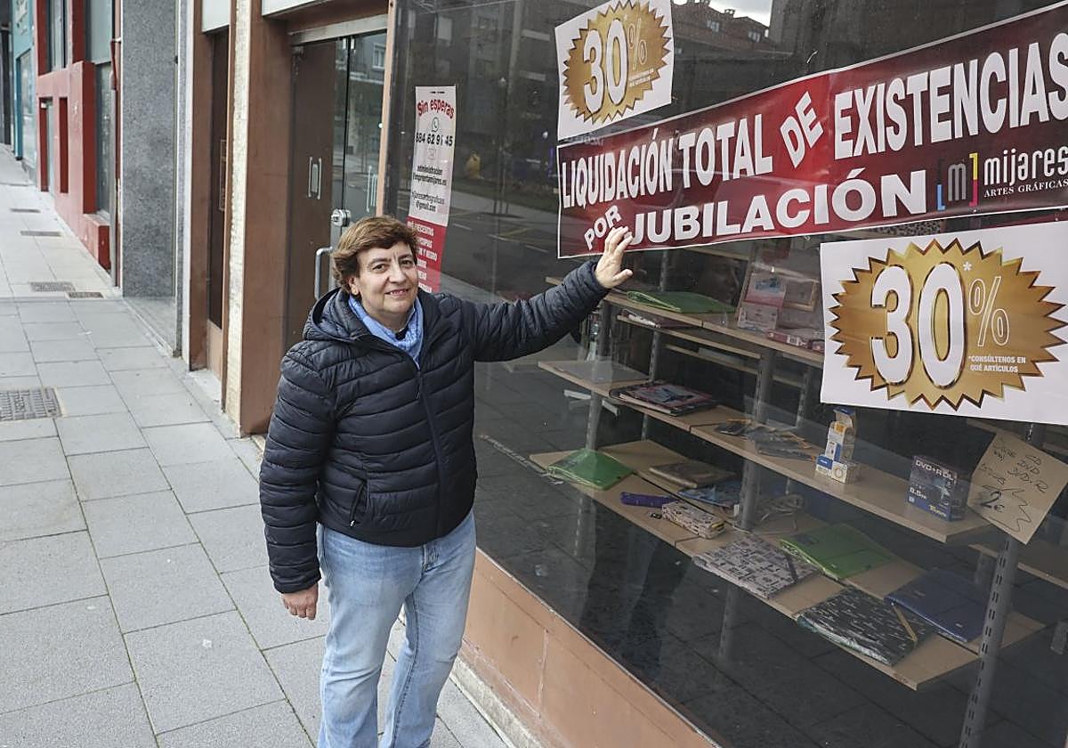 Yolanda Mijares, delante su imprenta en Avilés.