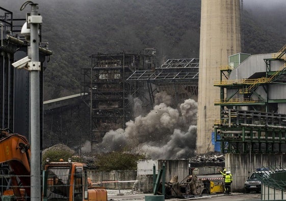 Derribo de la caldera de la central térmica de Soto de la Barca, el pasado mes de febrero.