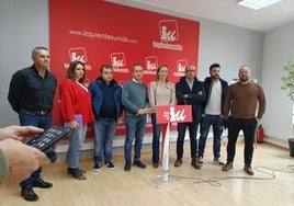 Mino García, María José Miranda, José Luis Alperi, Ovidio Zapico, Delia Campomanes, Damián Manzano, Adrián de Miguel y Andrés Vallina, este jueves, en la sede de IU en Oviedo.