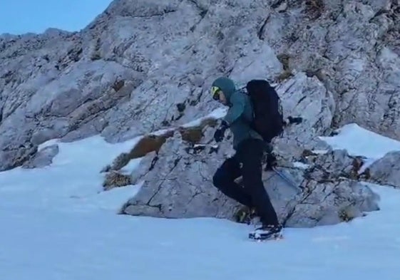 Intenso operativo conjunto entre Asturias y Cantabria, con el puesto de mando en Sotres, para hallar al montañero leonés desaparecido en Picos de Europa.