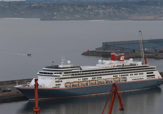 El crucero 'Bolette', en el puerto de El Musel, en Gijón, el pasado 17 de diciembre.