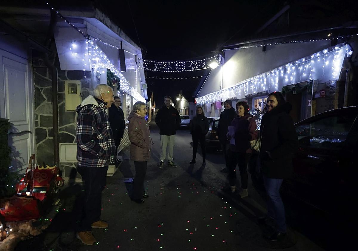 Imagen principal - &#039;Guerra&#039; vecinal: ¿Quién tiene más luces de Navidad en Gijón?