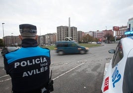 Un agente de la Policía Local de Avilés durante un control.