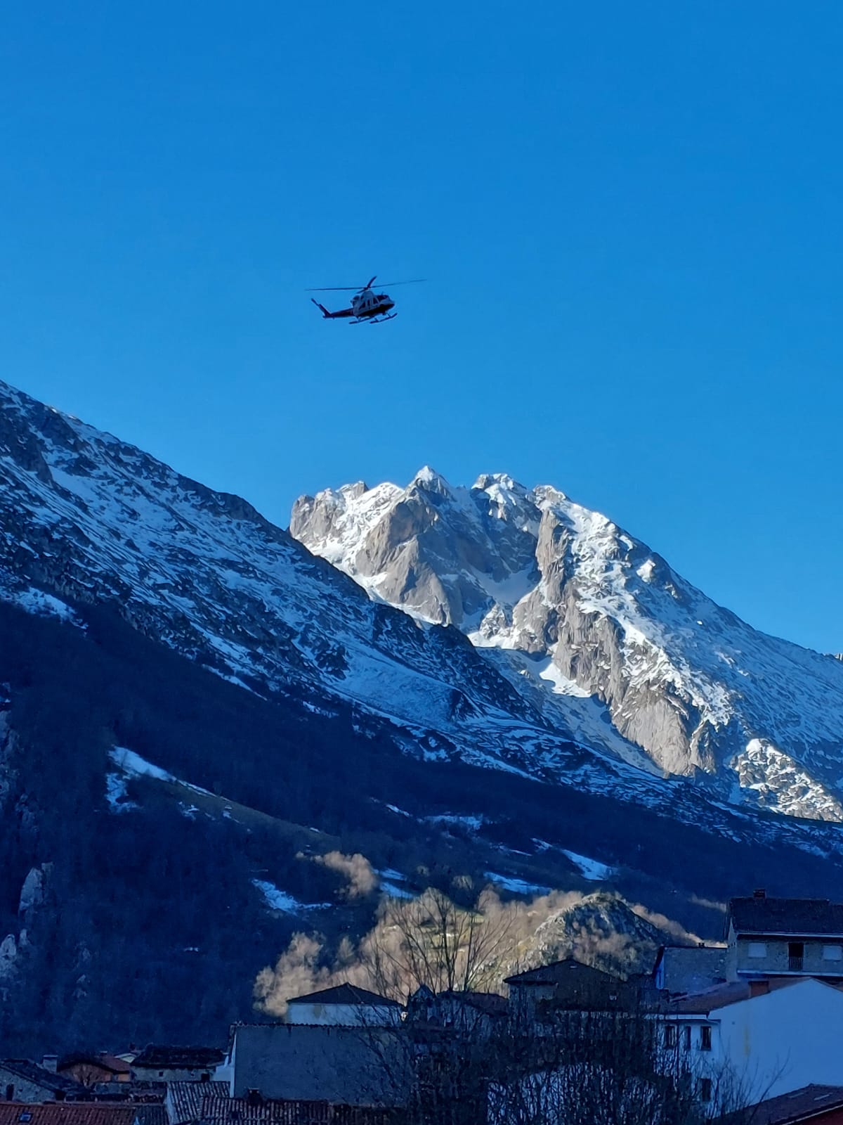 Amplio operativo desde Sotres para buscar a un montañero leonés desaparecido en Picos de Europa