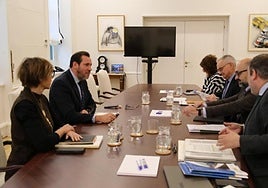 El ministro Óscar Puente (izquierda), ayer, con los comisionados de los Corredores Atlántico y Mediterráneo.