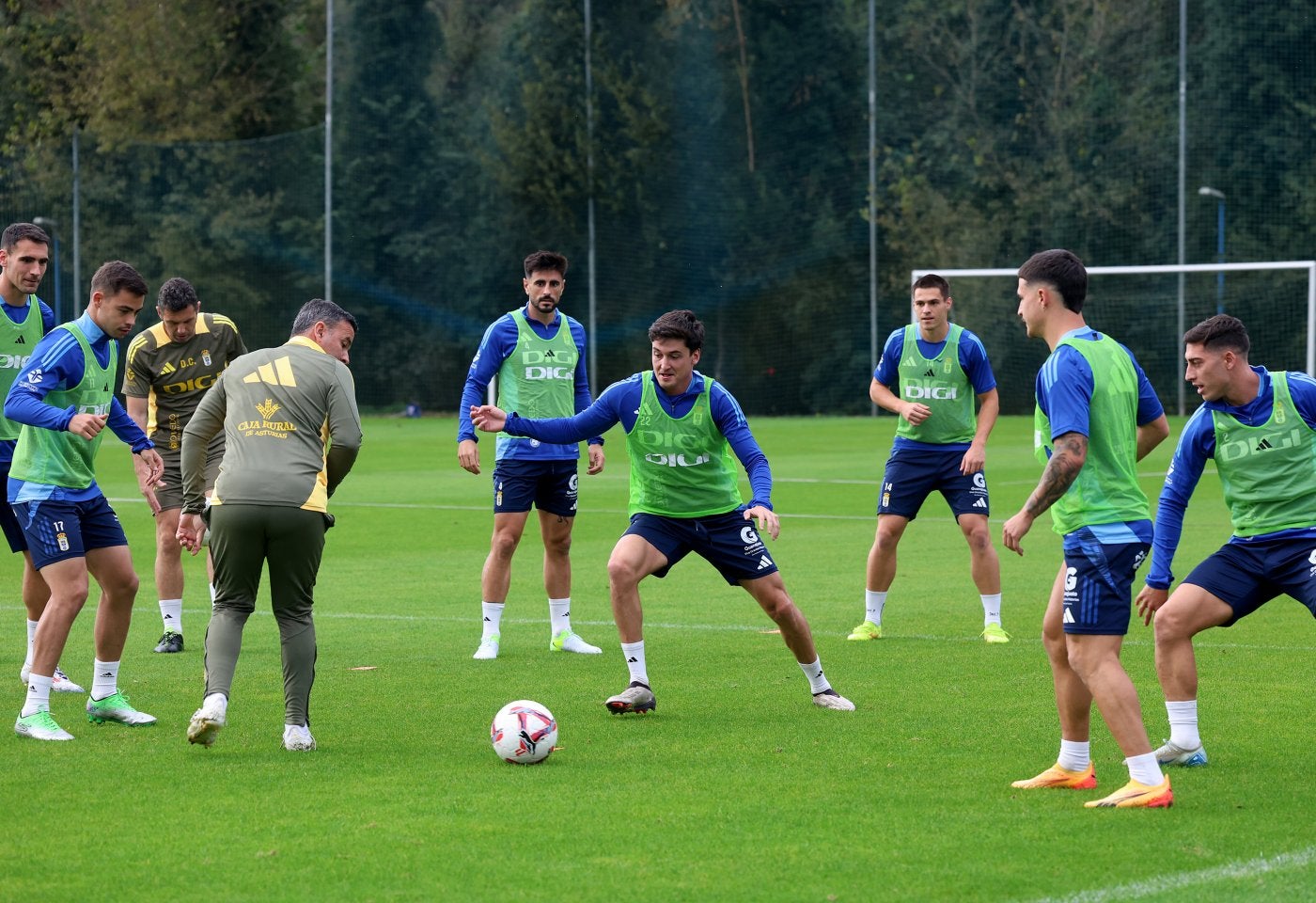 El centrocampista Dotor durante un entrenamiento junto al entrenador, Javier Calleja, con el defensa David Costas al fondo.