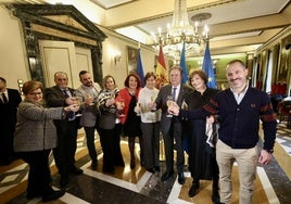 La presidenta de la FACC y los alcaldes de Gijón, Oviedo y Avilés, en el brindis.