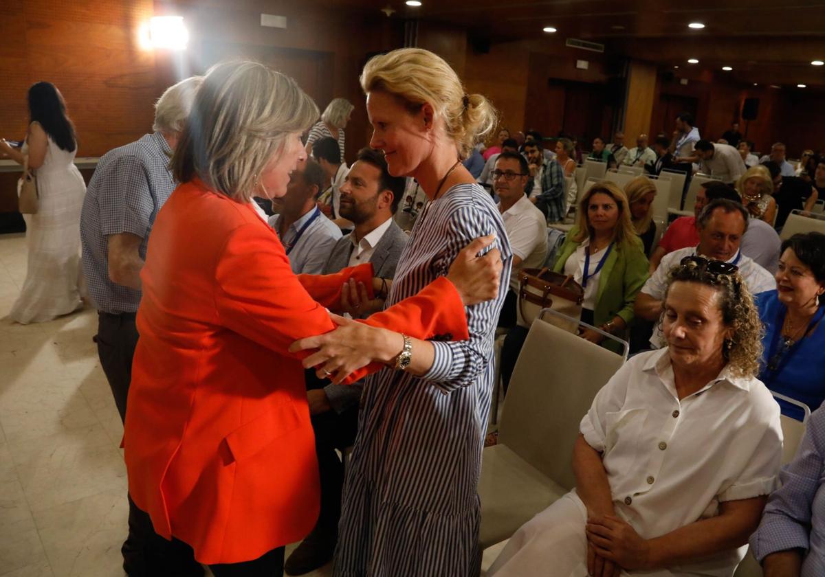 Esther Llamazares felicitando a Estefanía Rodríguez tras su victoria en el congreso celebrado en julio.