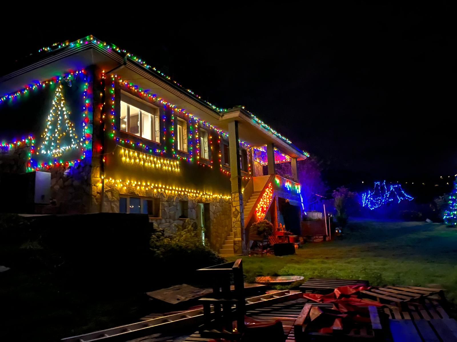 Casa de René, en La Arquera, en el valle de Fontaciera, un derroche de iluminación. 