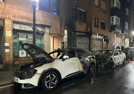 Los dos coches calcinados en Marqués de Casa Valdés.