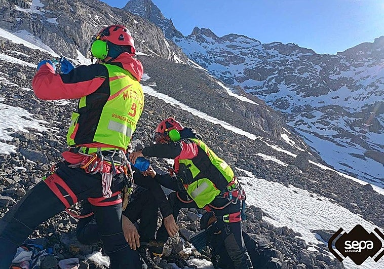 El equipo de rescate del SEPA atiende al joven leonés.