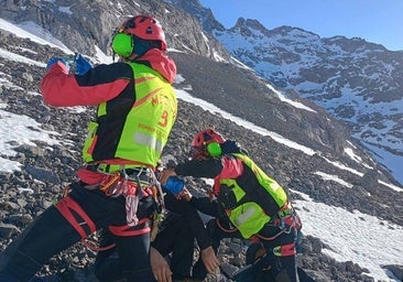 El montañero leonés rescatado en los Picos de Europa pidió auxilio a gritos y se levantó para que el helicóptero lo viese