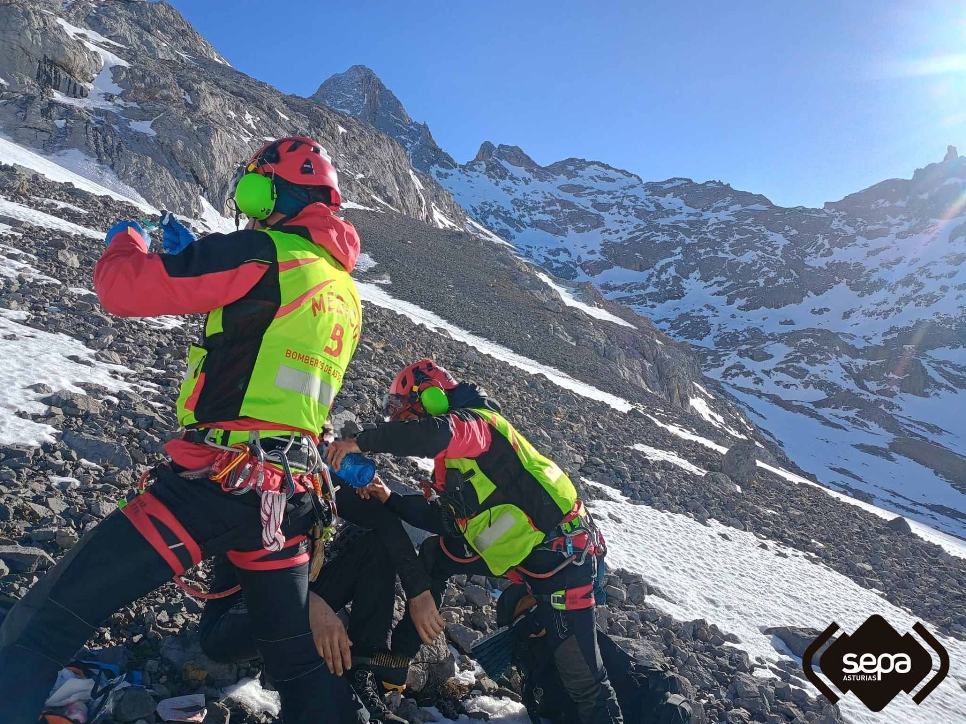 El médico rescatado y el bombero rescatador atienden al montañero