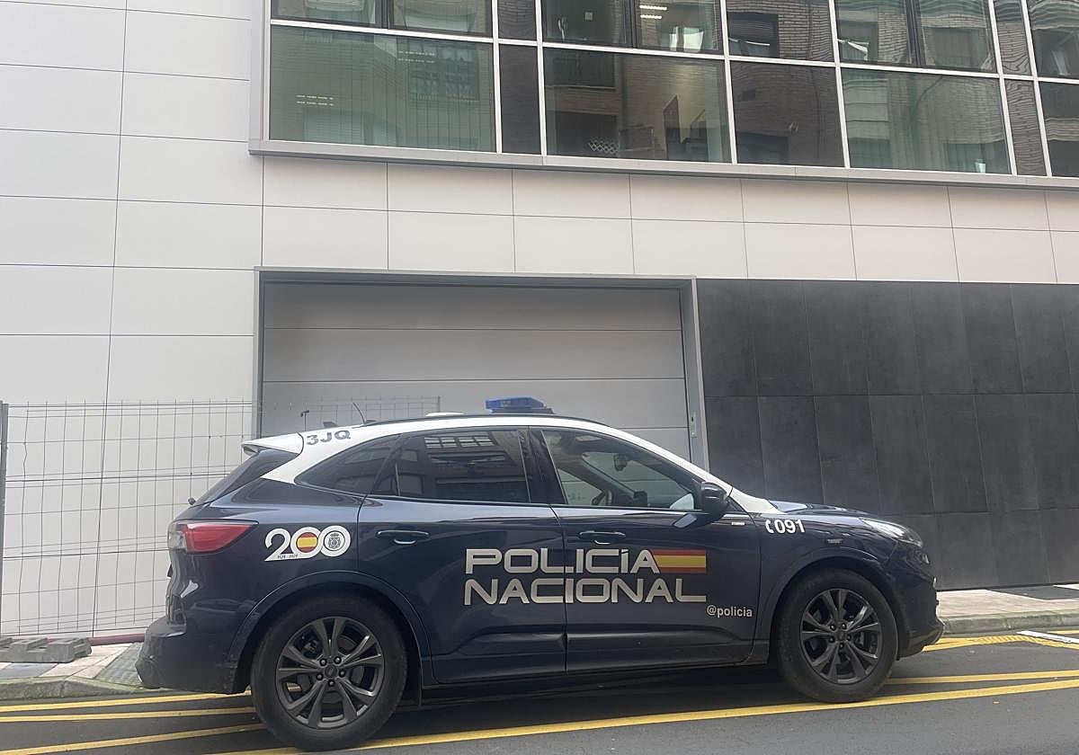 Un coche de la Policía Nacional delante del Palacio de Justicia de Langreo.