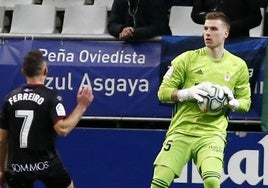 Lunin, en un partido con el Real Oviedo en el Carlos Tartiere.