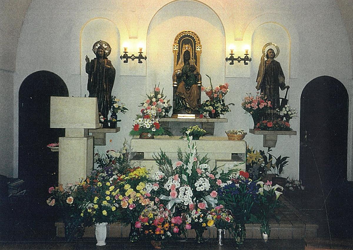 Imagen secundaria 1 - A la izquierda, interior de la capilla de San Lorenzo de Mar con las imágenes de San Lorenzo (cha) y Virgen de la Providencia (centro); a la derecha, San Lorenzo, en el retrablo del altar mayor del templo.