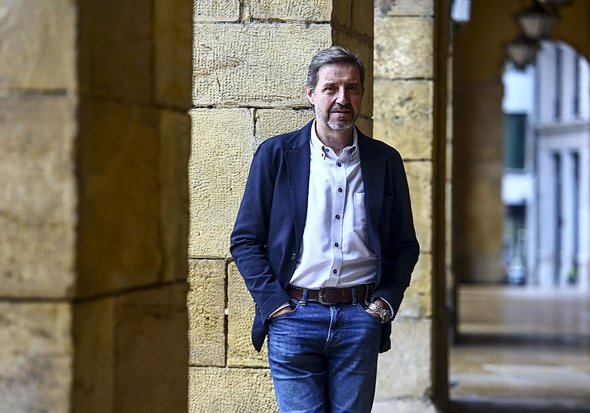 Carlos Fernández Llaneza, bajo los arcos del Ayuntamiento.