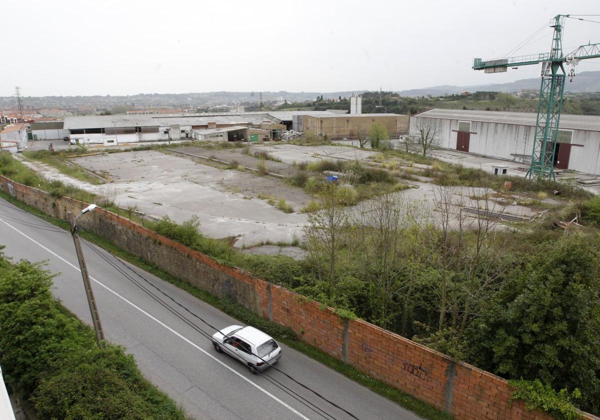 Vista de los terrenos de la antigua factoría de prefabricados de hormigón, en Las Quintanas (Ceares), desde la azotea de un edificio próximo.