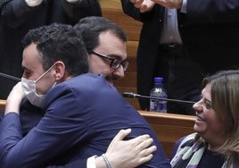 Barbón felicita a Guillermo Peláez tras la aprobación, el viernes, de los presupuestos de 2025, con Gimena Llamedo (derecha) y Dolores Carcedo (detrás), que fueron quienes lideraron las negociaciones.