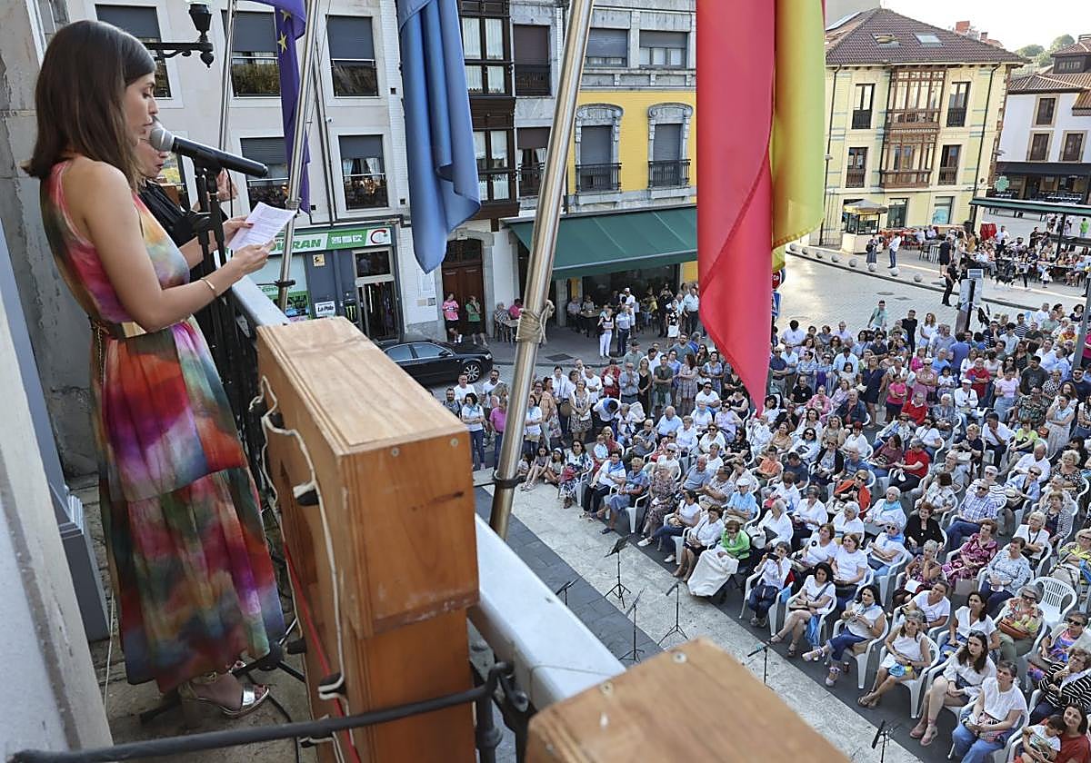 Lucía Noval, durante el pregón del Carmín, cuando anunció la marcha de su directiva.
