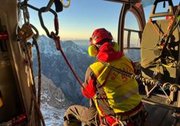 El montañero leonés rescatado en los Picos de Europa está fuera de peligro, pero sigue en la UCI «por precaución»