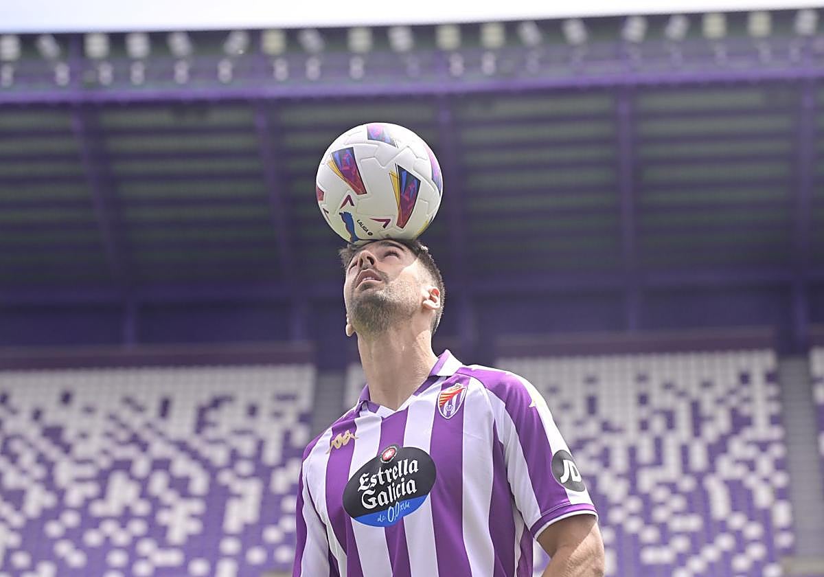 César de la Hoz sobre el césped del estadio José Zorrilla durante su presentación como jugador del Real Valladolid.