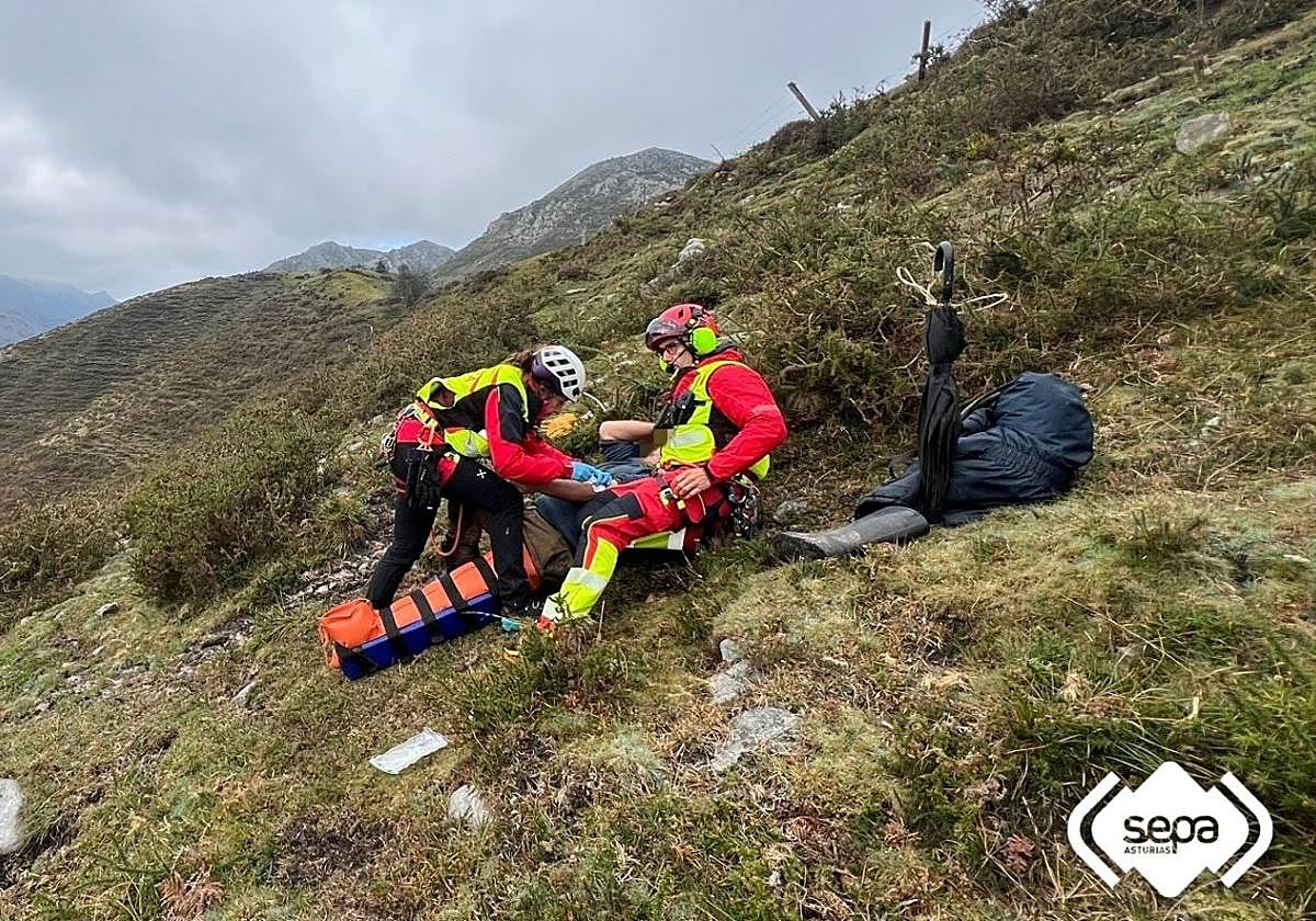 Efectivos del Servicio de Rescate del Principado de Asturias atienden al ganadero herido.
