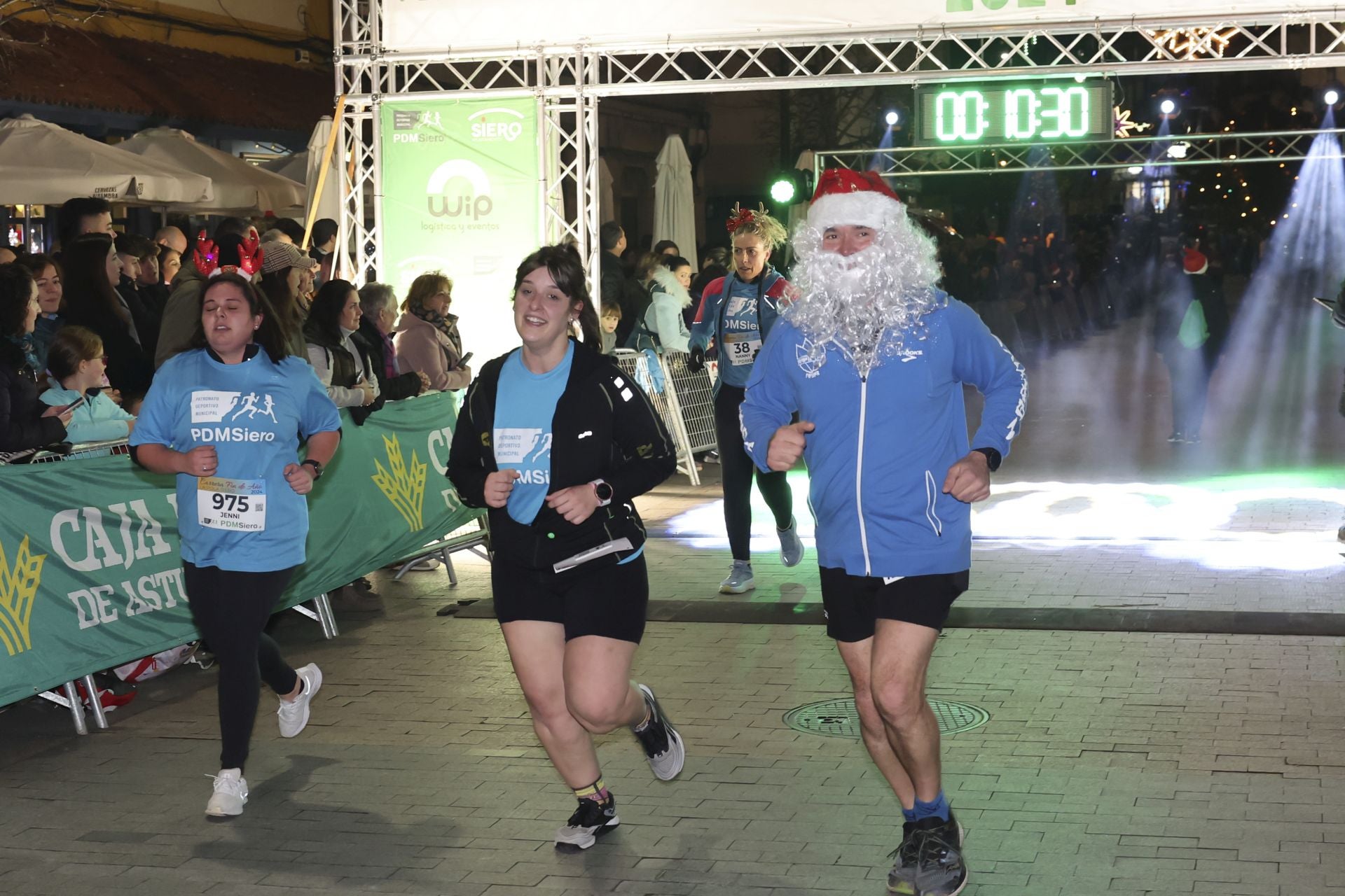 Siero se adelanta a la Nochevieja: todas las fotos de la Carrera de Fin de año